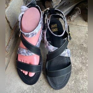 JANE AND THE SHOE Jordan Black Contemporary Sandals with floral print NWT Sz-8.Q